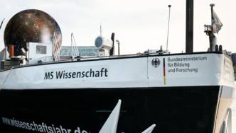 Schiffsbug mit der Aufschrift "MS Wissenschaft"