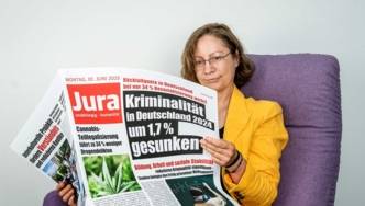 Eine Frau liest eine Zeitung.