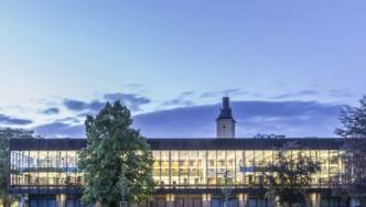 Von Abendsonne angestrahltes Gebäude