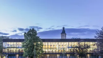 Von Abendsonne angestrahltes Gebäude