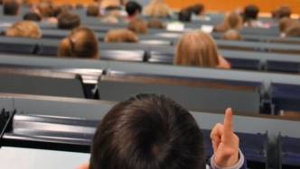 Kind in Hörsaal von hinten aufgenommen