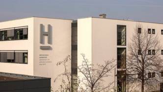 Gebäude mit der Aufschrift "Hochschule ­Hannover University of Applied Sciences and Arts"