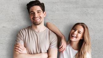 Junger Mann und junge Frau lachen.