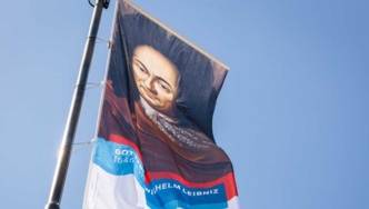 Fahne mit Bildnis von Leibniz.