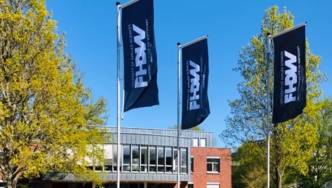 Gebäude mit Fahnen davor