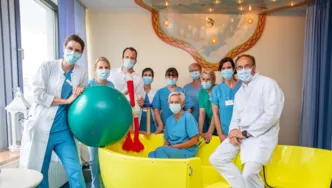 Zehn Personen in medizinischer Arbeitskleidung