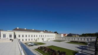 Blick von der Dachterrasse auf Schloss Herrenhausen 
