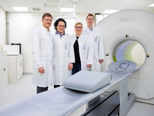 Top technology in MHH Nuclear Medicine: Prof. Dr. Frank Bengel, Prof. Dr. Sibylle Ziegler, Katja Henning, Medical Technologist for Radiology, and Dr. Philipp Rath are enthusiastic about the new device.