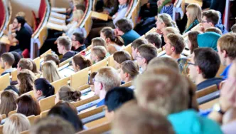 Ein Hörsaal voll junger Menschen.