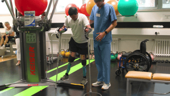 Mann mit Beinprothesen in einer Reha-Maßnahme.