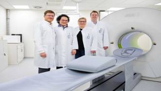Top technology in MHH Nuclear Medicine: Prof. Dr. Frank Bengel, Prof. Dr. Sibylle Ziegler, Katja Henning, Medical Technologist for Radiology, and Dr. Philipp Rath are enthusiastic about the new device.
