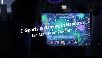 Collage mit dem Text "E-Sports & Gaming in Hannover Ein wachsender Markt mit Zukunft" darauf