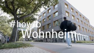 Collage: Mensch geht auf einem Bürgersteig vor einem modernen Gebäude, auf dem Bild steht "#howto Wohnheim – Studentenwerk Hannover"