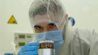 Mann in Schutzkleidung