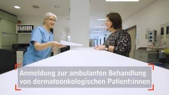 Zwei Frauen, auf dem Bild der Text "Anmeldung zur ambulanten Behandlung dermatoonkologischen Patient:innen".