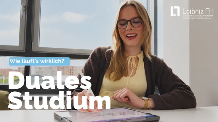 Eine Frau sitzt an einem Tisch, auf dem Bild steht "Wie läuft's wirklich? Duales Studium"