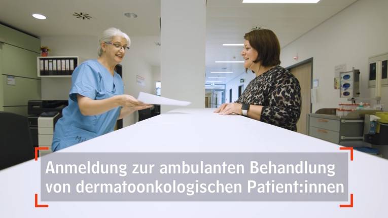 Zwei Frauen, auf dem Bild der Text "Anmeldung zur ambulanten Behandlung dermatoonkologischen Patient:innen".